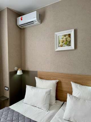 Гостиница Высотник Челябинск Стандартный двухместный номер с 1 кроватью или 2 отдельными кроватями-5